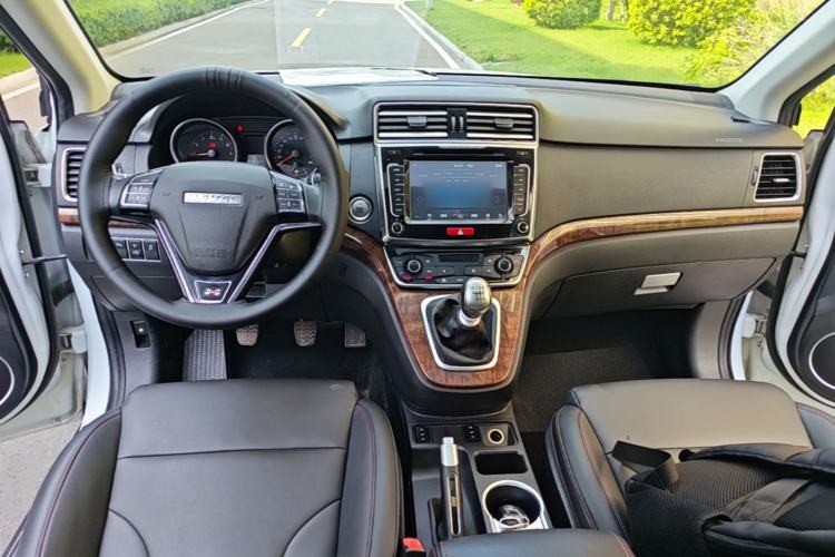 Used Haval H6 2015 Revised Version Sport Edition 1.5T Manual Transmission Two-Wheel Drive Elite Grade Center Console