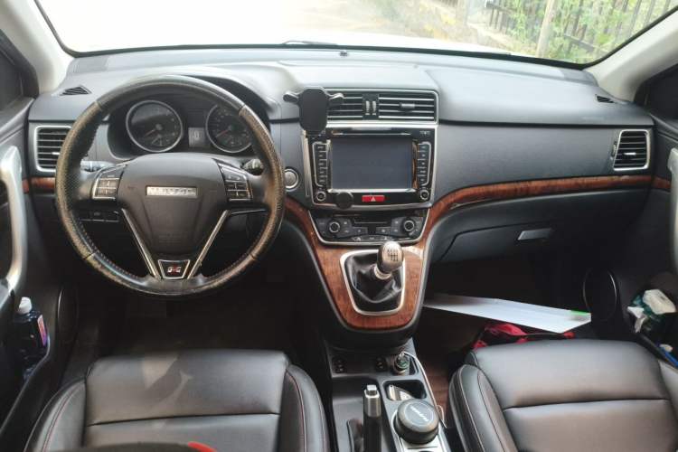Used Haval H6 2015 Revised Version Sport Edition 1.5T Manual Transmission Two-Wheel Drive Elite Grade Center Console