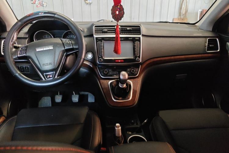 Used Haval H6 2015 Revised Version Sport Edition 1.5T Manual Transmission Two-Wheel Drive Elite Grade Center Console
