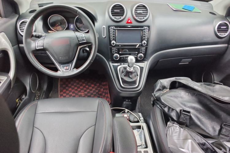 Used Haval H6 2015 Upgraded Model 1.5T Manual Two-Wheel Drive Elite Version Center Console