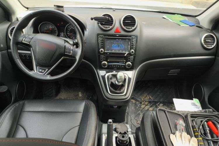 Used Haval H6 2015 Upgraded Model 1.5T Manual Two-Wheel Drive Elite Version Center Console