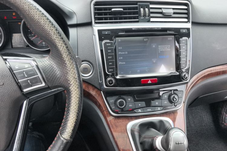Used Haval H6 2015 Revised Version Sport Edition 1.5T Manual Transmission Two-Wheel Drive Elite Grade Center Console