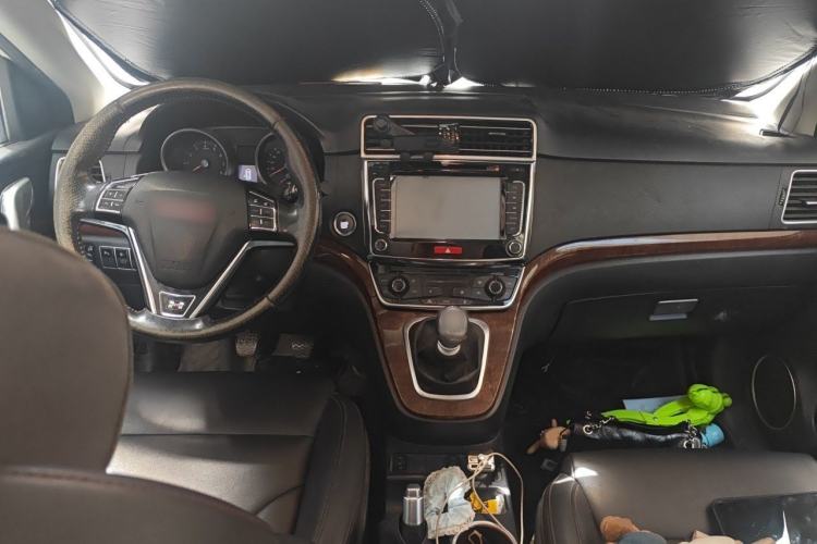 Used Haval H6 2015 Revised Version Sport Edition 1.5T Manual Transmission Two-Wheel Drive Elite Grade Center Console
