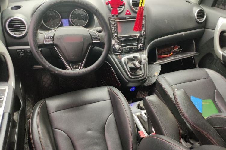Used Haval H6 2015 Upgraded Model 1.5T Manual Two-Wheel Drive Elite Version Center Console