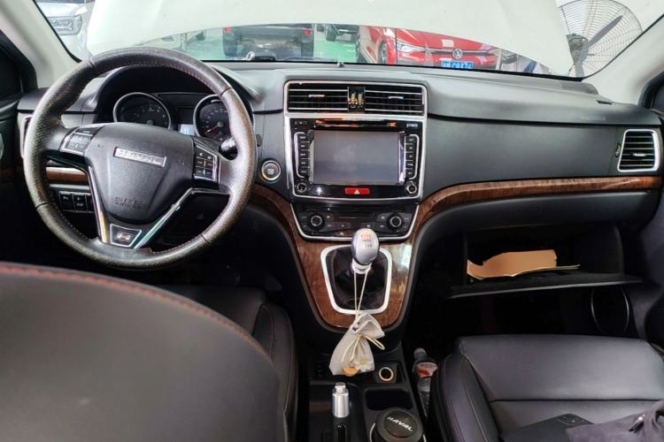 Used Haval H6 2015 Revised Version Sport Edition 1.5T Manual Transmission Two-Wheel Drive Elite Grade Center Console