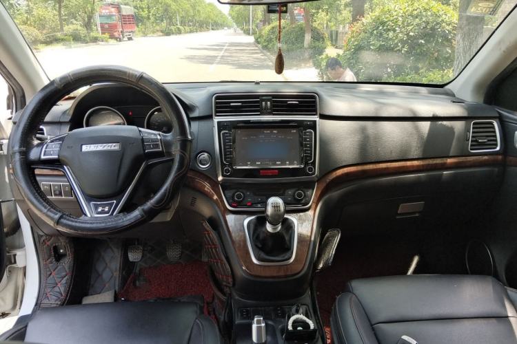 Used Haval H6 2015 Revised Version Sport Edition 1.5T Manual Transmission Two-Wheel Drive Elite Grade Center Console