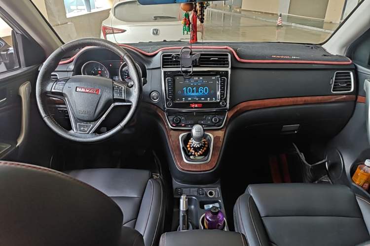 Used Haval H6 2015 Revised Version Sport Edition 1.5T Manual Transmission Two-Wheel Drive Elite Grade Center Console