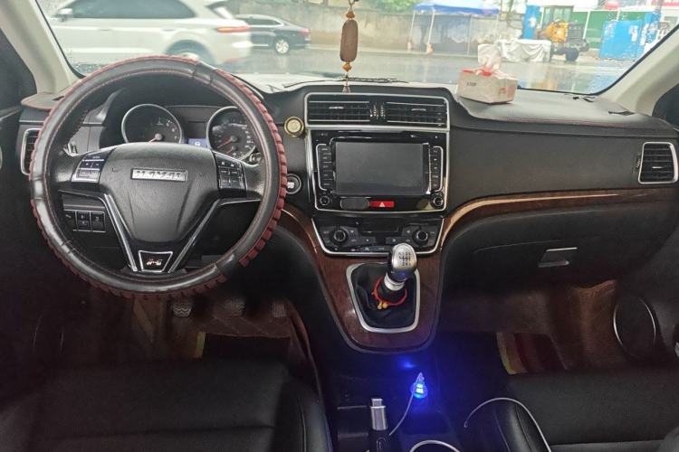 Used Haval H6 2015 Revised Version Sport Edition 1.5T Manual Transmission Two-Wheel Drive Elite Grade Center Console