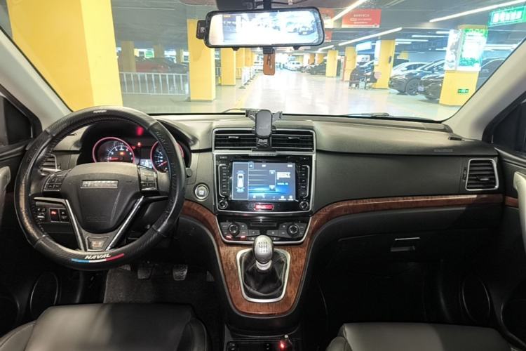 Used Haval H6 2015 Revised Version Sport Edition 1.5T Manual Transmission Two-Wheel Drive Elite Grade Center Console