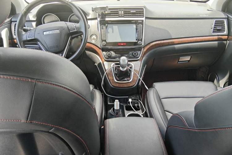 Used Haval H6 2015 Revised Version Sport Edition 1.5T Manual Transmission Two-Wheel Drive Elite Grade Center Console