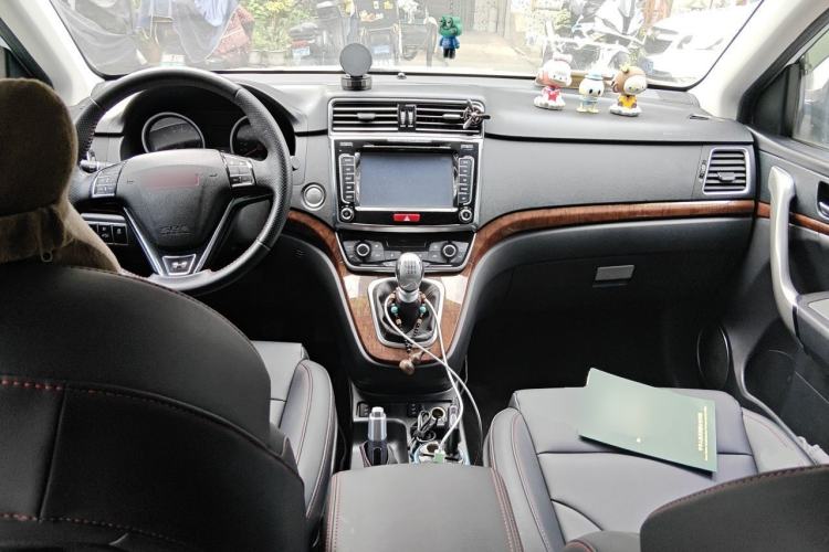 Used Haval H6 2015 Revised Version Sport Edition 1.5T Manual Transmission Two-Wheel Drive Elite Grade Center Console