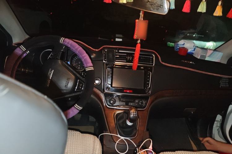 Used Haval H6 2015 Revised Version Sport Edition 1.5T Manual Transmission Two-Wheel Drive Elite Grade Center Console