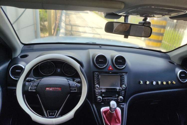 Used Haval H6 2015 Upgraded Model 1.5T Manual Two-Wheel Drive Elite Version Center Console