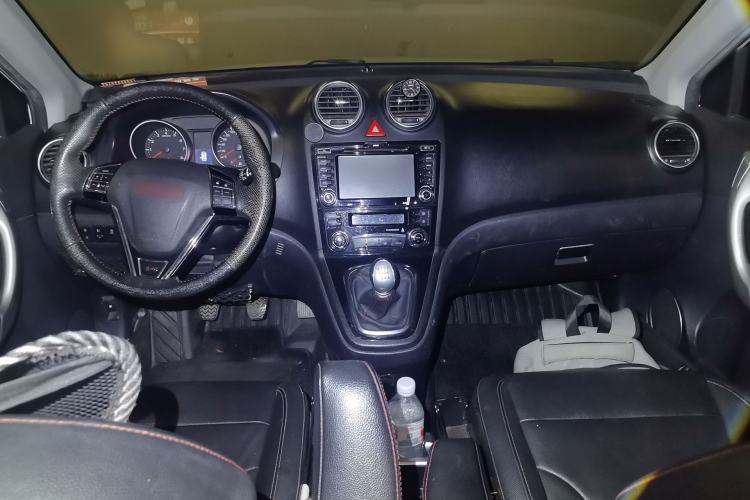 Used Haval H6 2015 Upgraded Model 1.5T Manual Two-Wheel Drive Elite Version Center Console
