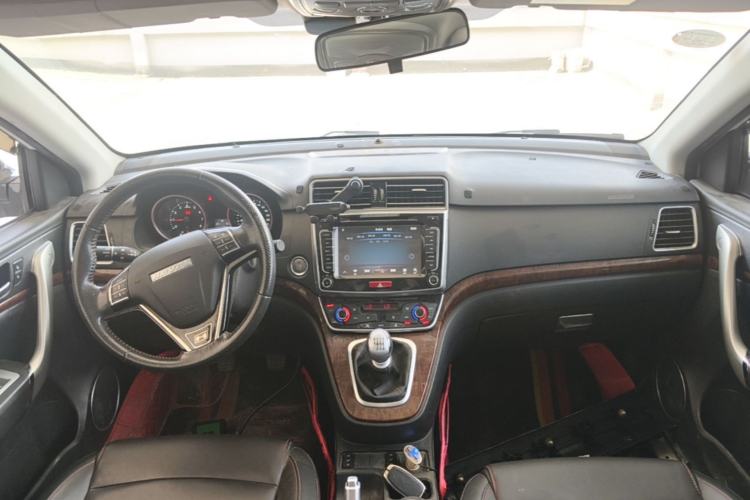 Used Haval H6 2015 Revised Version Sport Edition 1.5T Manual Transmission Two-Wheel Drive Elite Grade Center Console