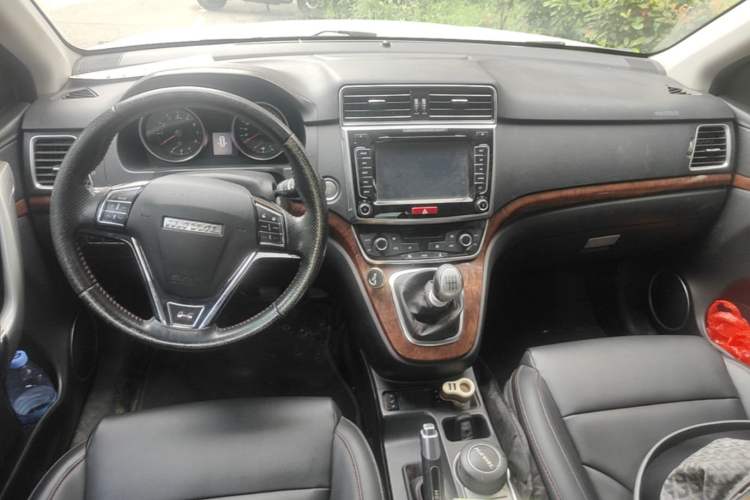 Used Haval H6 2015 Revised Version Sport Edition 1.5T Manual Transmission Two-Wheel Drive Elite Grade Center Console