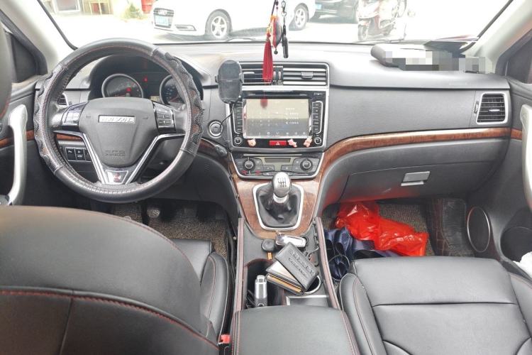 Used Haval H6 2015 Revised Version Sport Edition 1.5T Manual Transmission Two-Wheel Drive Elite Grade Center Console