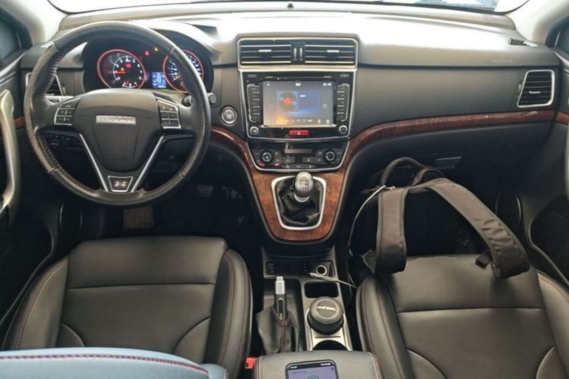 Used Haval H6 2015 Revised Version Sport Edition 1.5T Manual Transmission Two-Wheel Drive Elite Grade Center Console