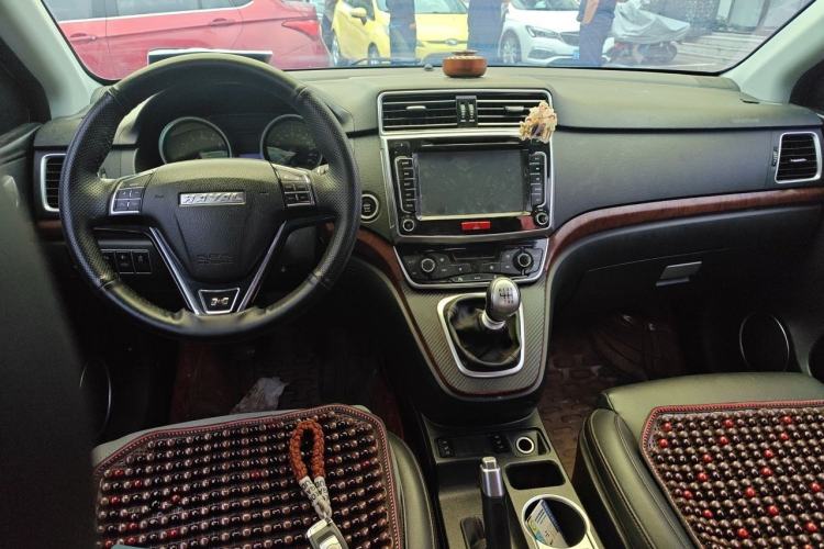 Used Haval H6 2015 Revised Version Sport Edition 1.5T Manual Transmission Two-Wheel Drive Elite Grade Center Console