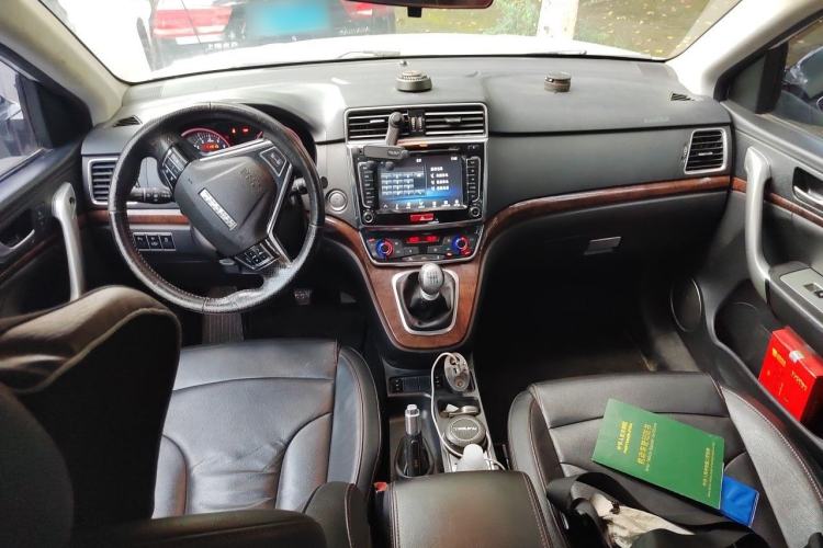 Used Haval H6 2015 Revised Version Sport Edition 1.5T Manual Transmission Two-Wheel Drive Elite Grade Center Console