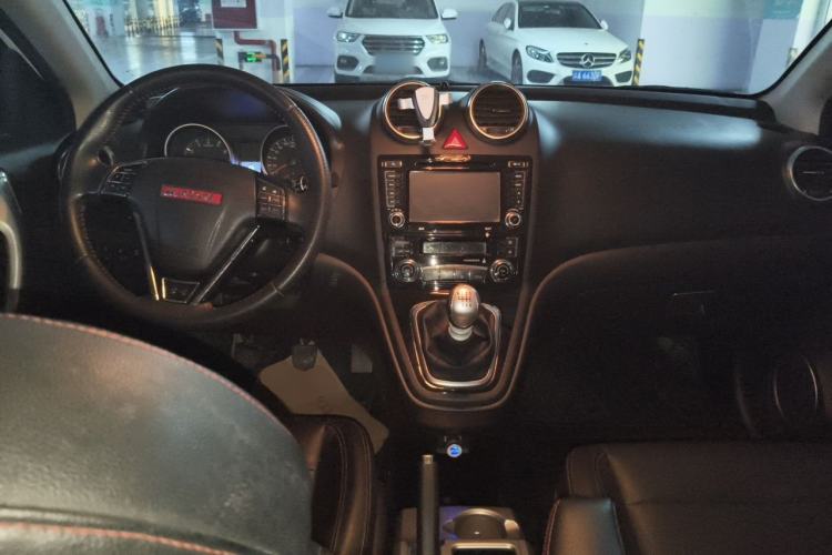 Used Haval H6 2015 Upgraded Model 1.5T Manual Two-Wheel Drive Elite Version Center Console