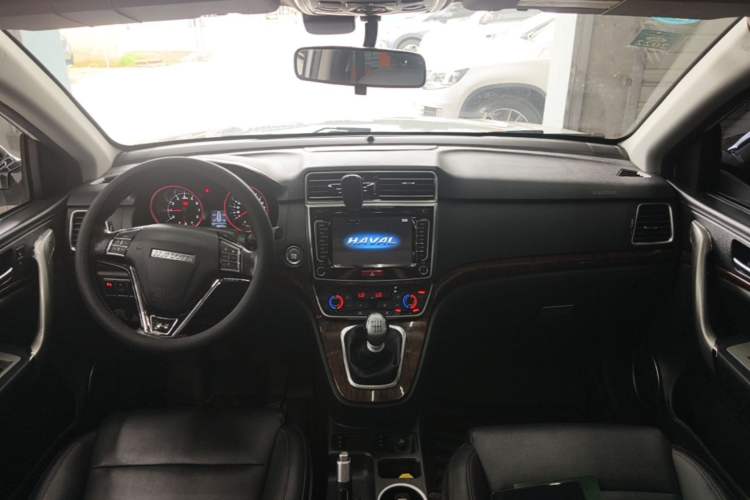 Used Haval H6 2015 Revised Version Sport Edition 1.5T Manual Transmission Two-Wheel Drive Elite Grade Center Console