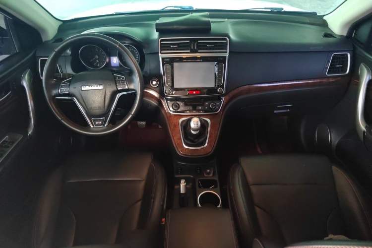 Used Haval H6 2015 Revised Version Sport Edition 1.5T Manual Transmission Two-Wheel Drive Elite Grade Center Console