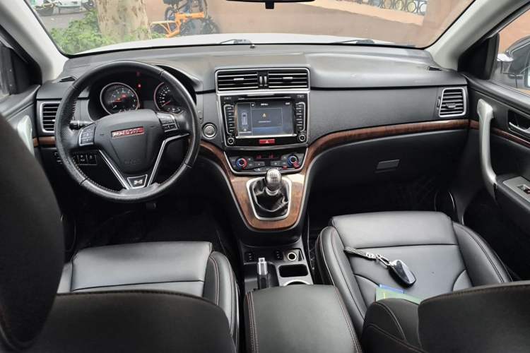 Used Haval H6 2015 Revised Version Sport Edition 1.5T Manual Transmission Two-Wheel Drive Elite Grade Center Console