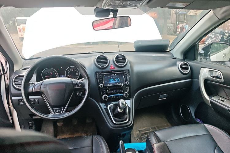 Used Haval H6 2015 Upgraded Model 1.5T Manual Two-Wheel Drive Elite Version Center Console