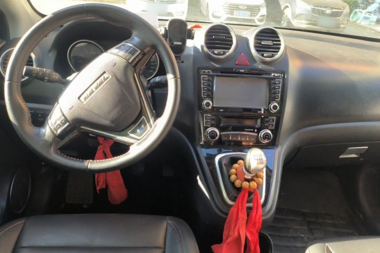 Used Haval H6 2015 Upgraded Model 1.5T Manual Two-Wheel Drive Elite Version Center Console