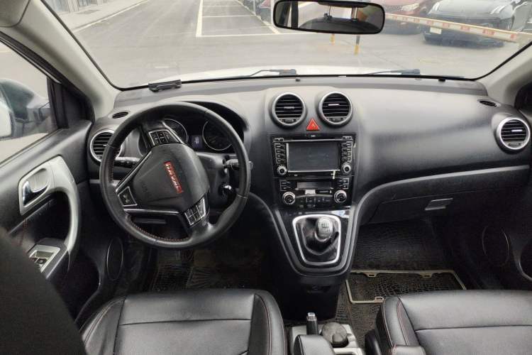 Used Haval H6 2015 Upgraded Model 1.5T Manual Two-Wheel Drive Elite Version Center Console