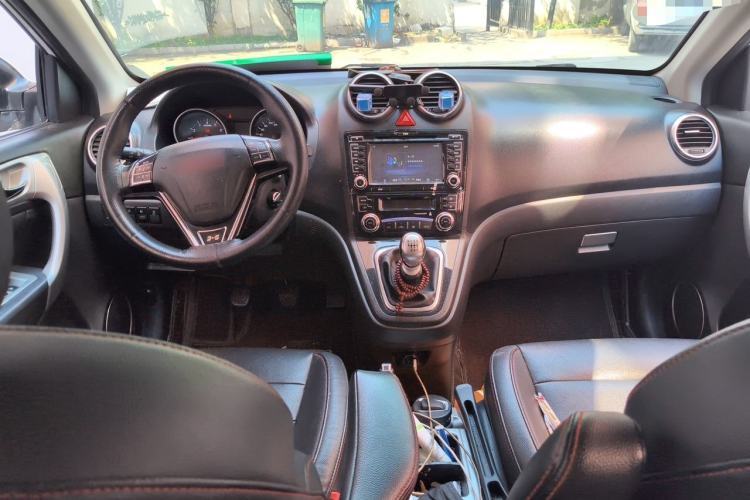 Used Haval H6 2015 Upgraded Model 1.5T Manual Two-Wheel Drive Elite Version Center Console