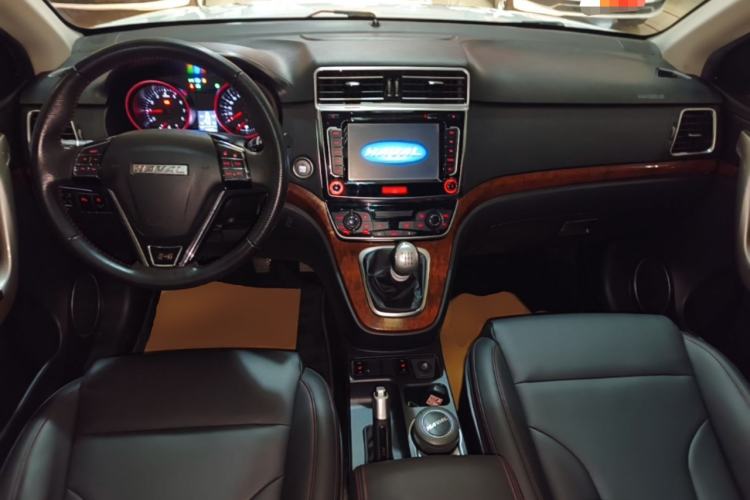 Used Haval H6 2015 Revised Version Sport Edition 1.5T Manual Transmission Two-Wheel Drive Elite Grade Center Console