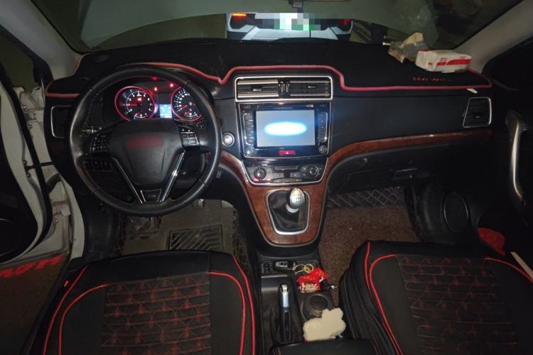 Used Haval H6 2015 Revised Version Sport Edition 1.5T Manual Transmission Two-Wheel Drive Elite Grade Center Console