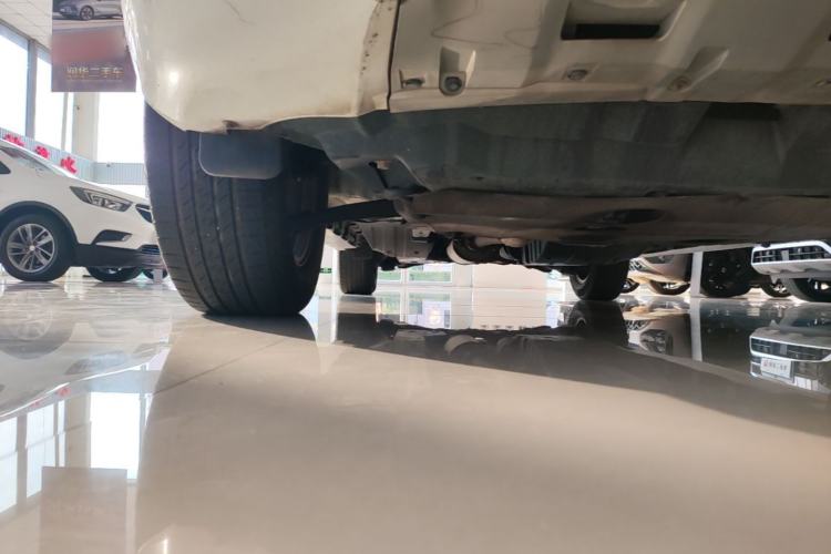 Used Haval H6 2015 Upgraded Model 1.5T Manual Two-Wheel Drive Elite Version Chassis Front Right
