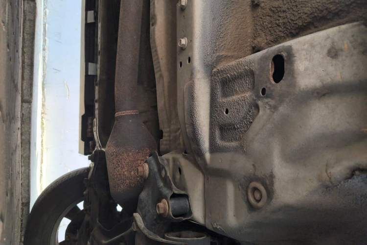 Used Haval H6 2015 Upgraded Model 1.5T Manual Two-Wheel Drive Elite Version Chassis Front Right