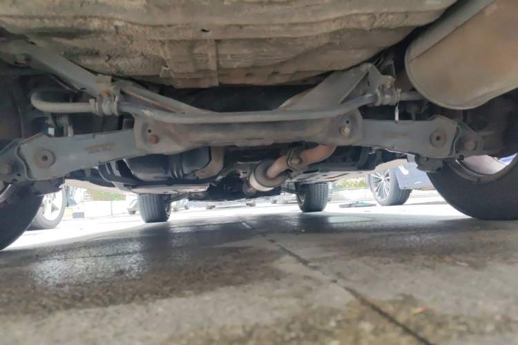 Used Haval H6 2015 Upgraded Model 1.5T Manual Two-Wheel Drive Elite Version Chassis Rear