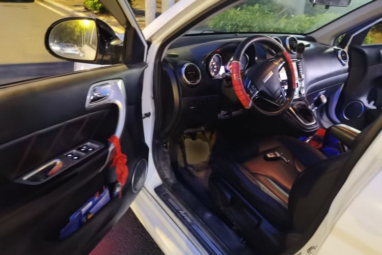 Used Haval H6 2015 Upgraded Model 1.5T Manual Two-Wheel Drive Elite Version Driver Seat