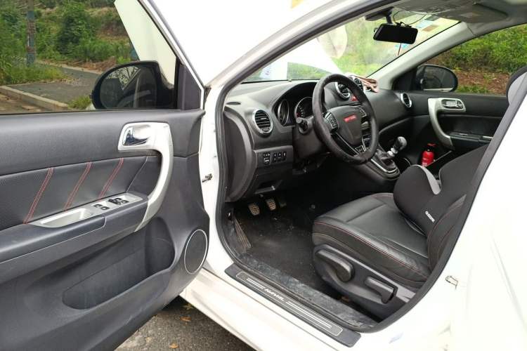 Used Haval H6 2015 Upgraded Model 1.5T Manual Two-Wheel Drive Elite Version Driver Seat