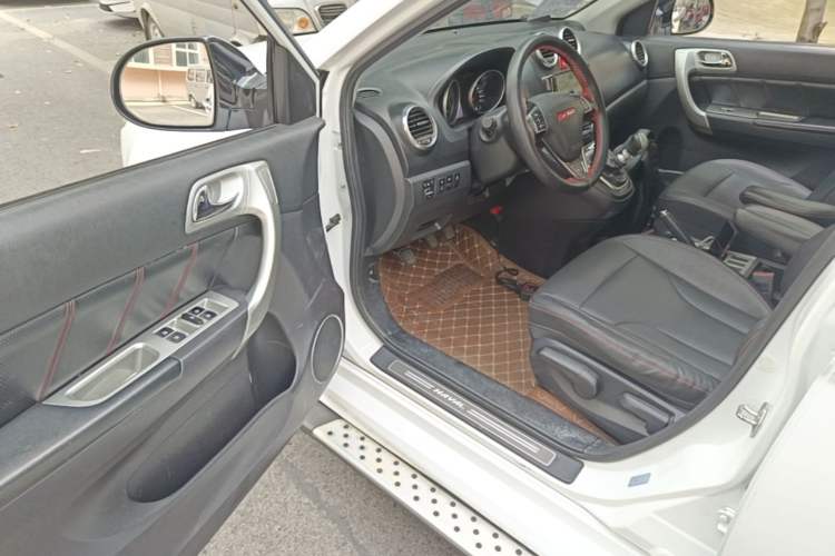 Used Haval H6 2015 Upgraded Model 1.5T Manual Two-Wheel Drive Elite Version Driver Seat
