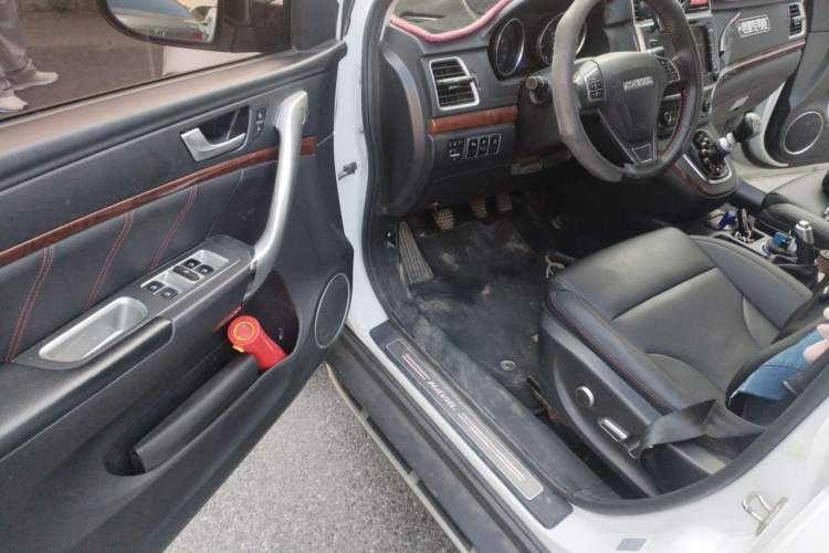 Used Haval H6 2015 Revised Version Sport Edition 1.5T Manual Transmission Two-Wheel Drive Elite Grade Driver Seat