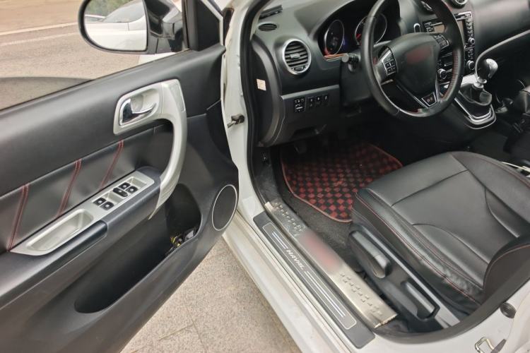 Used Haval H6 2015 Upgraded Model 1.5T Manual Two-Wheel Drive Elite Version Driver Seat