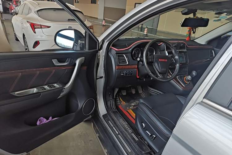 Used Haval H6 2015 Revised Version Sport Edition 1.5T Manual Transmission Two-Wheel Drive Elite Grade Driver Seat