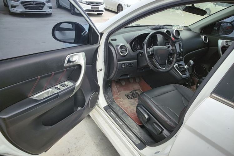 Used Haval H6 2015 Upgraded Model 1.5T Manual Two-Wheel Drive Elite Version Driver Seat