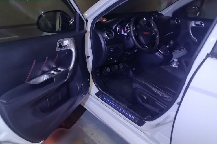 Used Haval H6 2015 Upgraded Model 1.5T Manual Two-Wheel Drive Elite Version Driver Seat