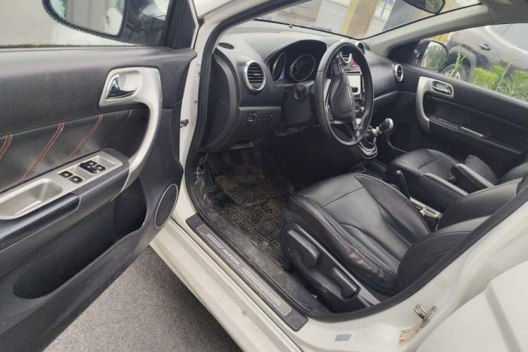 Used Haval H6 2015 Upgraded Model 1.5T Manual Two-Wheel Drive Elite Version Driver Seat