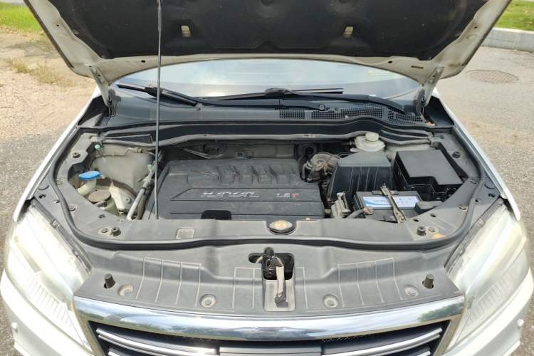 Used Haval H6 2015 Sport Edition 1.5T Manual Two-Wheel Drive Elite Model Engine Bay