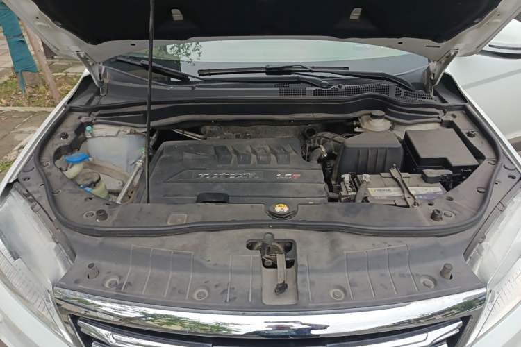 Used Haval H6 2015 Revised Version Sport Edition 1.5T Manual Transmission Two-Wheel Drive Elite Grade Engine Bay