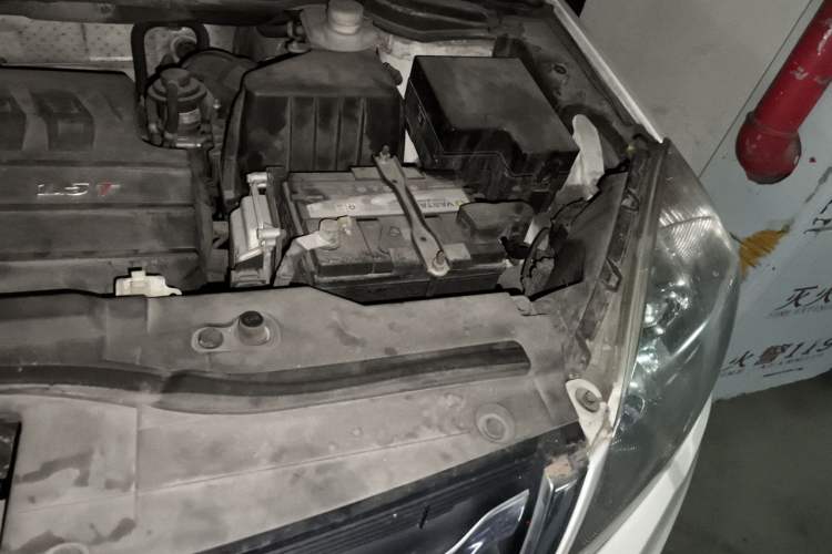 Used Haval H6 2015 Upgraded Model 1.5T Manual Two-Wheel Drive Elite Version Engine Bay Left