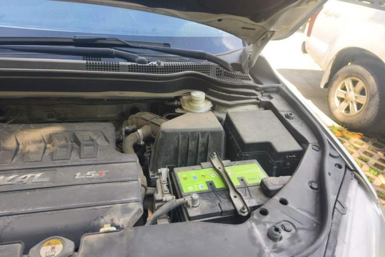 Used Haval H6 2015 Revised Version Sport Edition 1.5T Manual Transmission Two-Wheel Drive Elite Grade Engine Bay Left